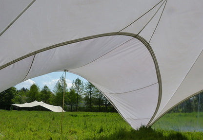 Le connecteur StarShade permet de relier facilement deux tentes StarShade.