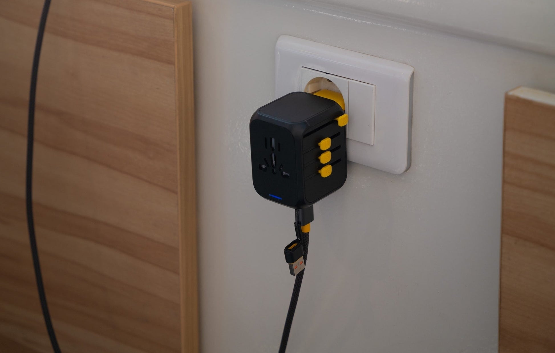 Universele Reisstekker WakaWaka Travelcharger - Zonnepaneel - Broer Outdoor - 8718692050075