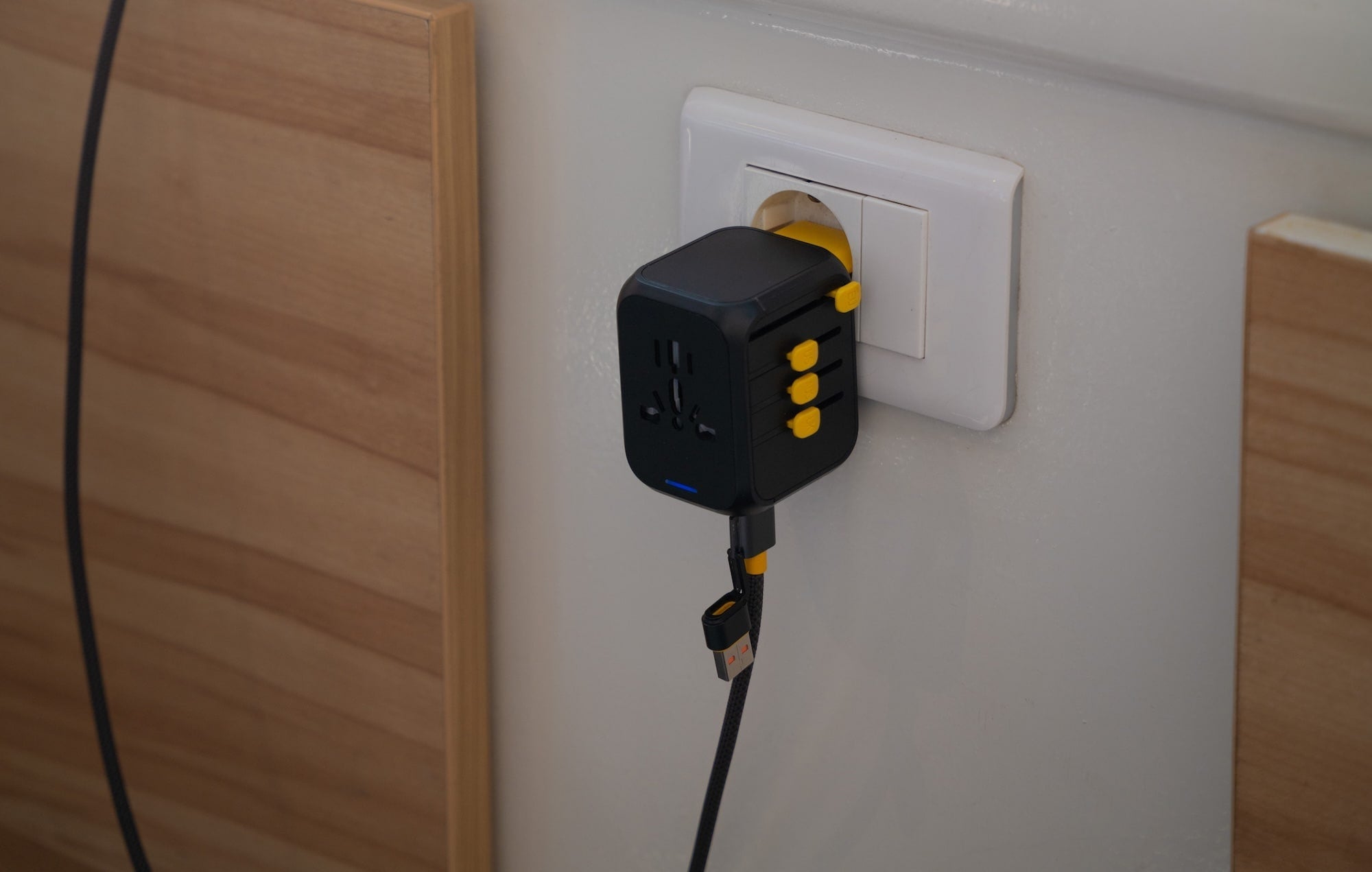 Universele Reisstekker WakaWaka Travelcharger - Zonnepaneel - Broer Outdoor - 8718692050075
