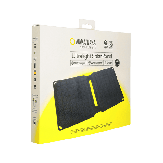 Een productverpakking van een WakaWaka Ultralight Solar Panel met een afbeelding van een opvouwbaar zonnepaneel op de voorkant; op de doos staat “WAKA WAKA – share the sun”, “Ultralight Solar Panel” en specificaties zoals 10W output, waterproof, 240 gram en IP57, met pictogrammen voor verschillende toepassingen.
