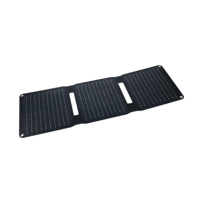 Een opvouwbaar zwart zonnepaneel met drie panelen en verstevigde hoeken met bevestigingsogen, tegen een transparante achtergrond met ruitpatroon.
